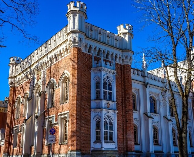 Конюшни Николая I в Петергофе выставили на торги за 204 млн рублей