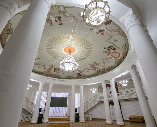 Мраморные светильники, как из московского метро, античные колонны и мозаичные полы