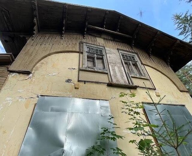 Дачу начала XX века в Комарове выставили на торги. После реставрации инвестор сможет платить всего…