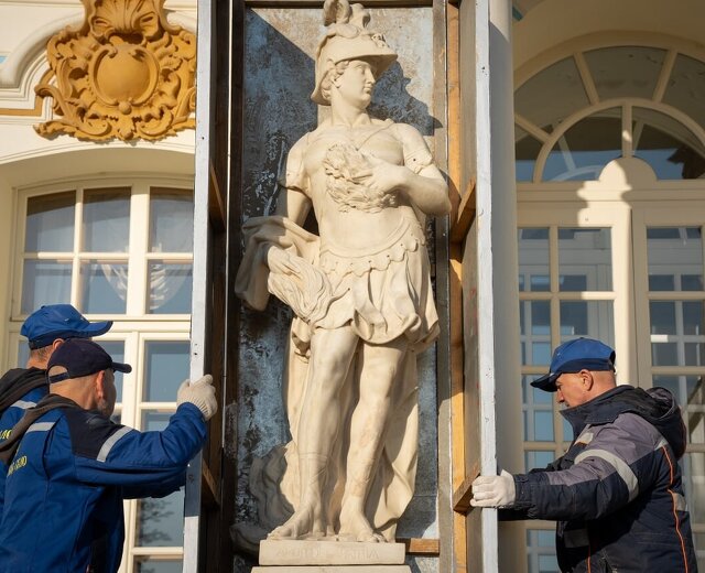 Статуи в парках Петербурга и Ленобласти прячут в футляры от холодов