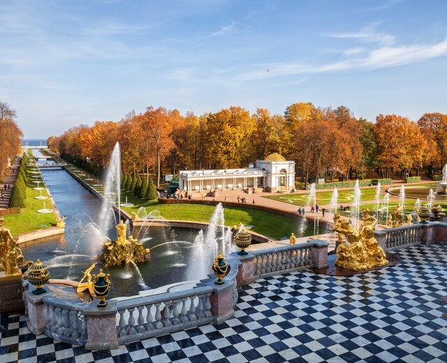 Конец октября, а в Петербурге можно ходить в легкой куртке! Фонтаны работают до ноября! Это все из-…