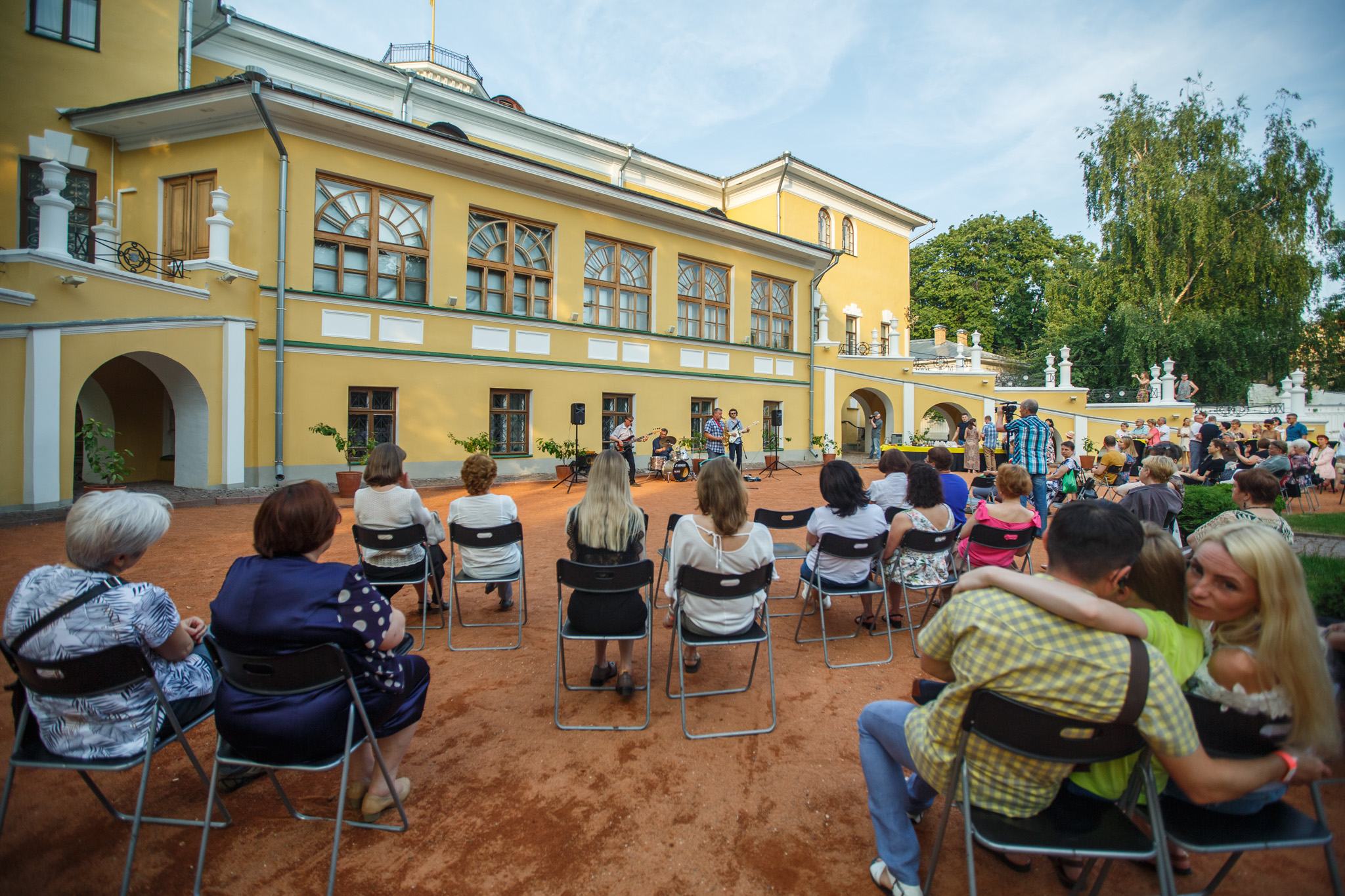 Много ярославль. Губернаторский парк Ярославль. Губернаторский сад Ярославль свадьба. Губернаторский сад фотосессия. Губернаторский сад концерт.