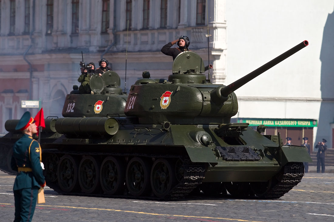Т 34 победы. Т34-85 танк Победы. Т 34 85 на красной площади. Т 34 85 парадный. Танк т 34-85 на площади.
